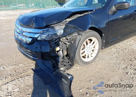 2012 Ford Fusion S z USA, uszkodzony, nr VIN 3FAHP0GA8CR129109